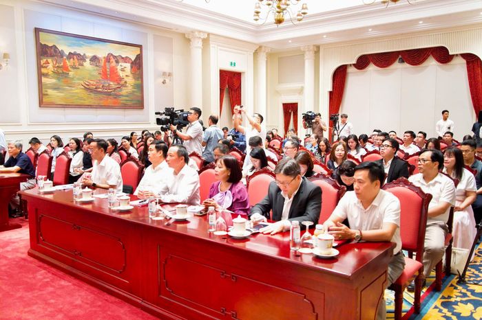 Các đại biểu dự họp báo