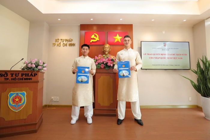 Hai cầu thủ Việt kiều Khoa Ngô và Lê Giang Patrik chính thức nhận quốc tịch Việt Nam.