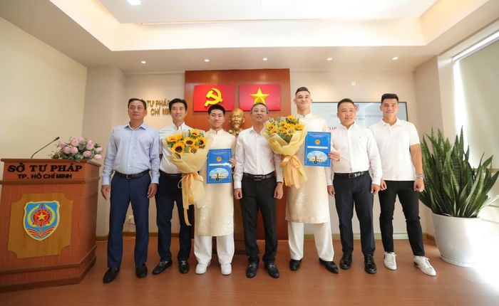 Hai cầu thủ cùng các đại biểu tại buổi lễ.