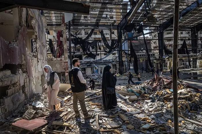 Các nhà báo Lebanon có mặt tại hiện trường vụ tấn công của Israel ở vùng ngoại ô phía nam Beirut, hôm 7/5. Ảnh: NYT.