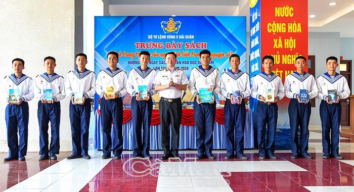 Ðại tá Hoàng Quốc Hoàn, Phó Chính uỷ Bộ Tư lệnh Vùng 5 Hải quân tặng sách các chiến sĩ tại buổi trưng bày sách “Hành trang tri thức của người lính trong kỷ nguyên số”.