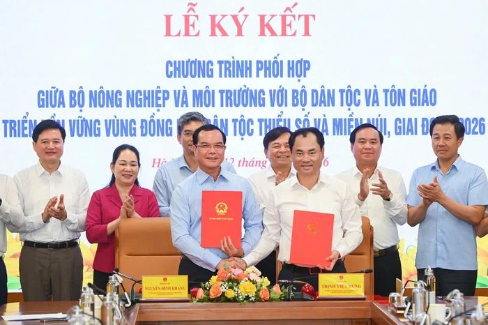 Hai Bộ trưởng tại Lễ ký kết. Ảnh: Bộ NNMT