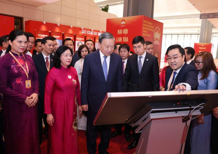 Tổng Bí thư, Chủ tịch nước Tô Lâm; Chủ tịch Ủy ban Trung ương MTTQ Việt Nam Bùi Thị Minh Hoài và các đại biểu thăm Không gian "Mặt trận số". Ảnh: dangcongsan.vn