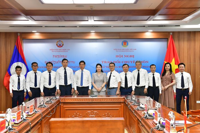 Phó Tổng Kiểm toán nhà nước Việt Nam Hà Thị Mỹ Dung, Phó Chủ tịch KTNN Lào Toy Phonthilath chụp ảnh lưu niệm cùng các đại biểu. Ảnh: M. Thúy