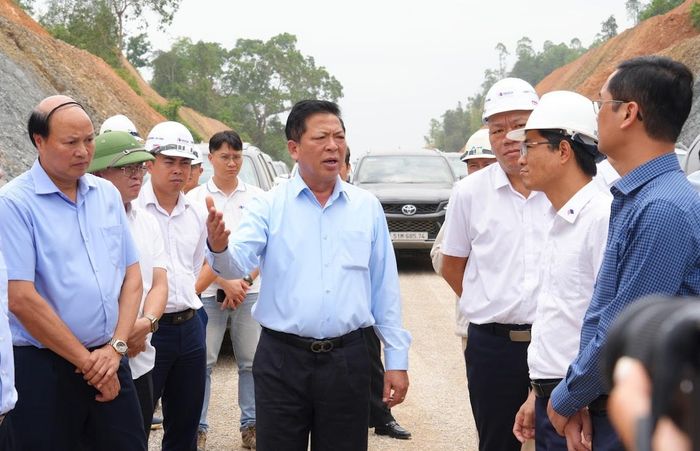 Bộ trưởng Bộ Xây dựng Trần Hồng Minh kiểm tra dự án. Ảnh: N.LỘC