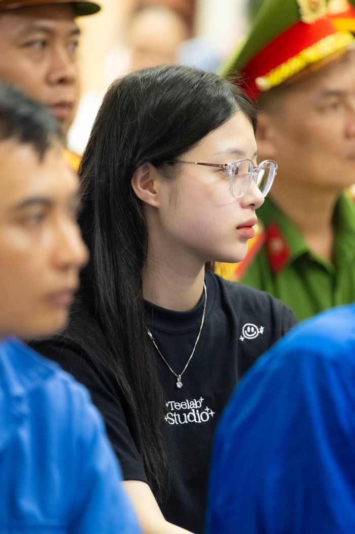 Bị cáo Triệu Nguyễn Hoài Thương (bạn gái của bị cáo Bùi Đình Khánh) tại tòa.