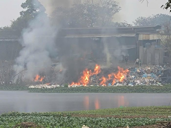 Một cơ sở sản xuất ở xã An Khánh đốt rác thải đã bị cơ quan chức năng xử phạt hơn 7 triệu đồng. Ảnh: Đức Duy