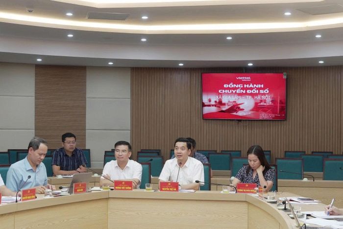 Lãnh đạo xã Gia Lâm chủ trì hội nghị triển khai các giải pháp hỗ trợ chuyển đổi số trên địa bàn xã.