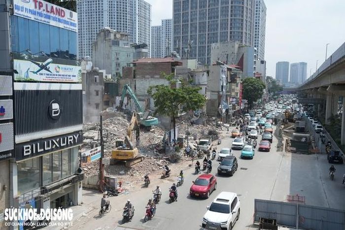 Để bảo đảm tiến độ bàn giao mặt bằng sạch cho thành phố trước ngày 15/5, UBND phường Thanh Xuân (TP Hà Nội) đang huy động tổng lực, duy trì các tổ công tác trực chiến để tháo gỡ vướng mắc và đẩy nhanh công tác phá dỡ các công trình nằm trong diện di dời của dự án đường Vành đai 2,5.