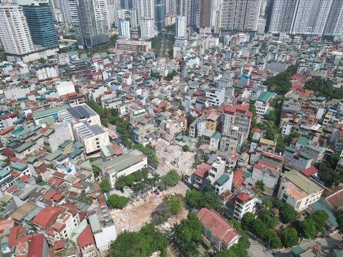 Theo lãnh đạo UBND phường Thanh Xuân, dự án đường Vành đai 2,5 (đoạn Ngụy Như Kon Tum - Nguyễn Trãi) trên địa bàn phường đi qua khu dân cư đông đúc, trong đó có khu vực làng Nhân Chính và Chính Kinh cũ. Nhiều vị trí nằm sâu trong các ngõ nhỏ, dài, mặt bằng chật hẹp, khiến máy móc phá dỡ và phương tiện vận chuyển phế thải khó tiếp cận.Vì vậy, hầu hết hạng mục phải xử lý thủ công, đòi hỏi các lực lượng phối hợp chặt chẽ để vừa bảo đảm an toàn, vừa giữ tiến độ chung của dự án, hạn chế tối đa ảnh hưởng tới đời sống của người dân trong khu vực.