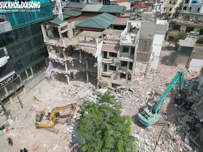 Ghi nhận chiều 12/5, nhiều công trình mặt đường Nguyễn Trãi đang được hạ giải để phục vụ thi công dự án đường Vành đai 2,5 đoạn Ngụy Như Kon Tum - Nguyễn Trãi. Tại khu vực gần ga Thượng Đình, máy móc cùng nhiều công nhân được huy động để tháo dỡ từng phần công trình nằm trong phạm vi giải phóng mặt bằng. Công tác phá dỡ được triển khai khẩn trương nhưng vẫn bảo đảm các yêu cầu về an toàn và hạn chế ảnh hưởng đến sinh hoạt của người dân xung quanh.