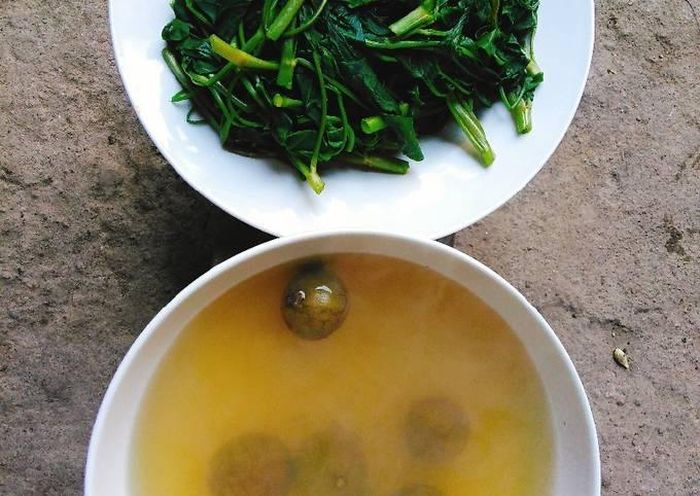 Vitamin C trong sấu giúp cơ thể hấp thu sắt từ các loại rau xanh.