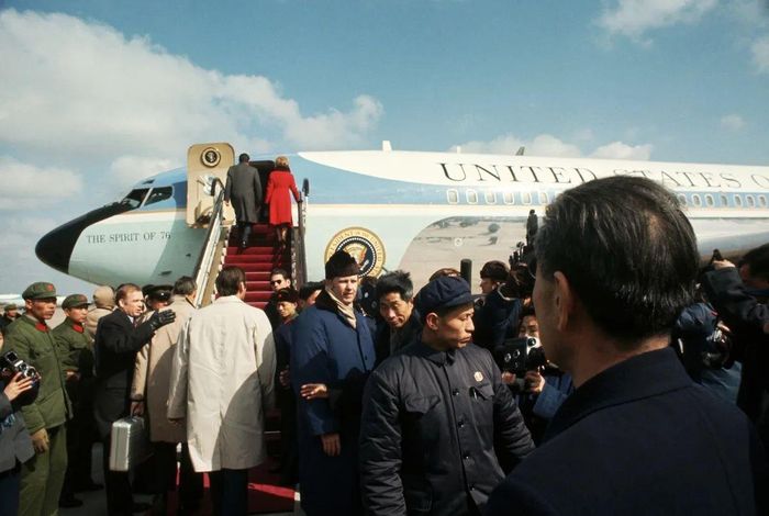  Tổng thống Richard Nixon và Đệ nhất phu nhân Pat Nixon lên chuyên cơ Air Force One khi kết thúc chuyến đi đến Trung Quốc năm 1972. Ảnh: Corbis. 