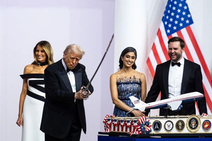  Tổng thống Donald Trump chuẩn bị cắt bánh được trang trí hình máy bay Boeing 747 trong lễ nhậm chức tổng thống lần thứ 60 tại Washington vào ngày 20/1/2025. Ảnh: Bloomberg. 