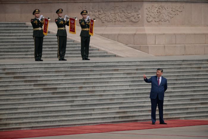 Chủ tịch Trung Quốc Tập Cận Bình ra hiệu khi chờ đón Tổng thống Mỹ Donald Trump trong lễ đón tiếp tại Đại lễ đường Nhân dân ở Bắc Kinh. Ảnh: Reuters.