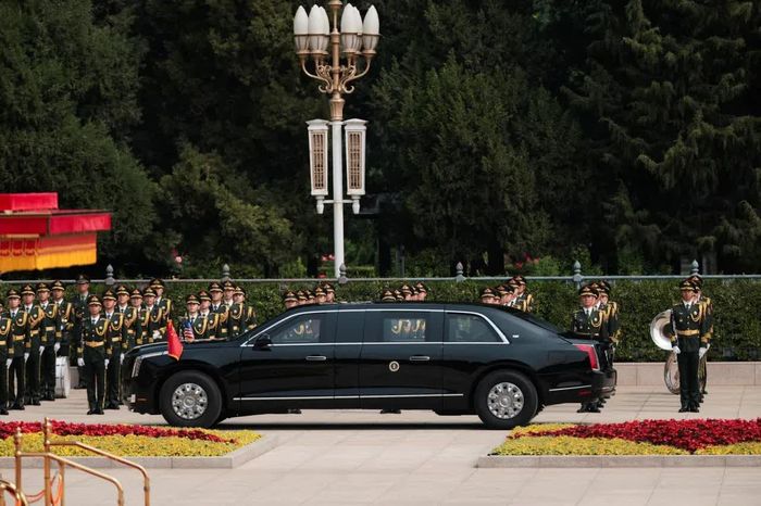 Xe chở Tổng thống Mỹ Donald Trump đến dự lễ đón tại Đại lễ đường Nhân dân ở Bắc Kinh, Trung Quốc, vào thứ Năm. Ảnh: Reuters.