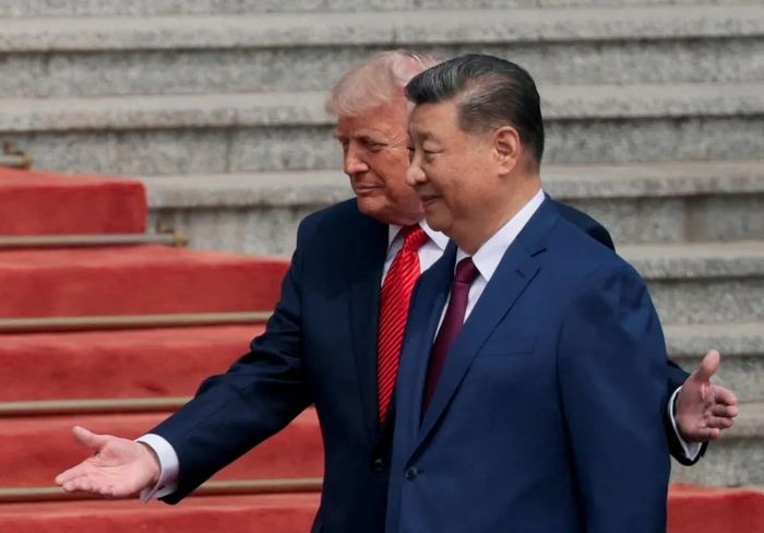 Ông Trump thể hiện cử chỉ thân mật với ông Tập. Ảnh: Reuters.