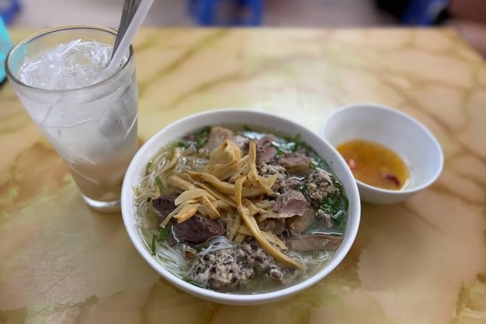  Một bát bún ngan nước có giá 50.000 đồng tại quán. Nếu ngồi ở khu vực trong nhà, khách thường được yêu cầu gọi thêm một ly nước từ quán giải khát. 