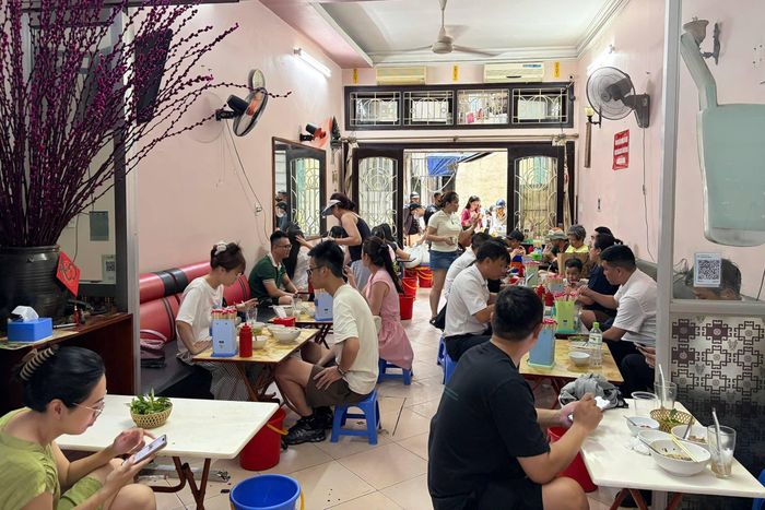  Khách ngồi kín không gian bên trong quán trưa 14/5. 