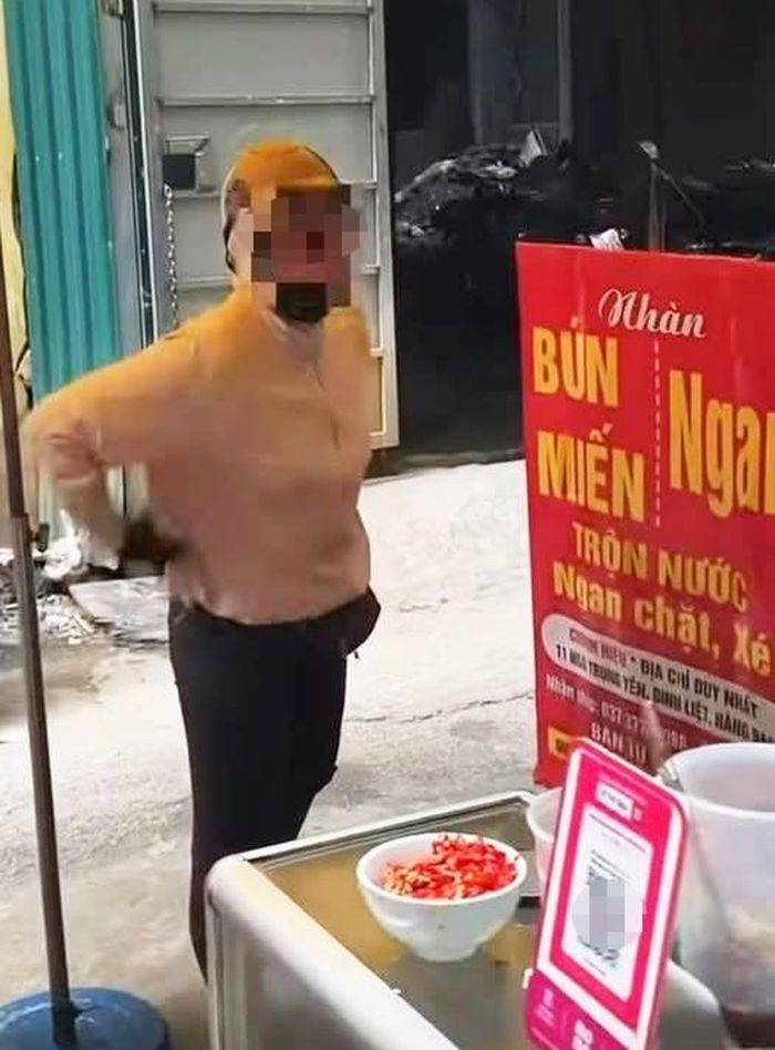  Video ghi lại cảnh to tiếng giữa nữ shipper và bà Nhàn lan truyền trên mạng. 