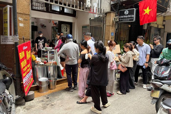  Quán bún ngan Nhàn đông khách vào trưa 14/5.