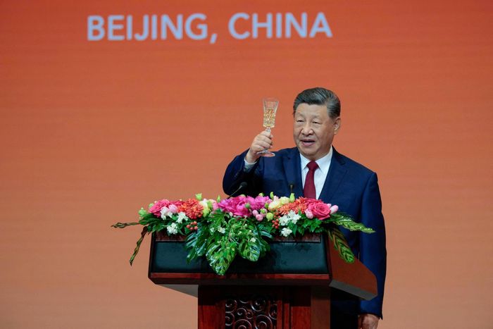  Chủ tịch Tập Cận Bình nâng ly chúc mừng. Ảnh: Reuters. 