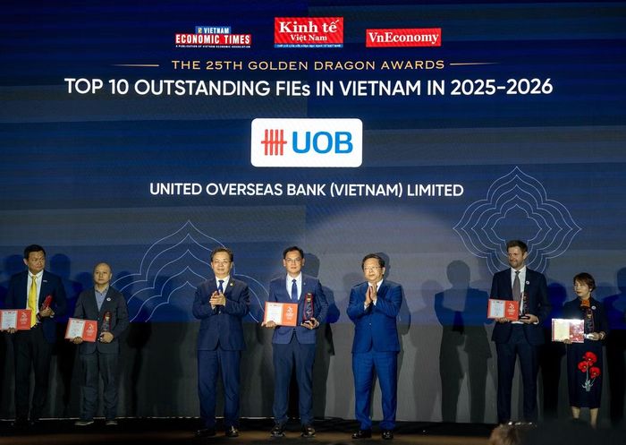 Ông Đinh Đức Quang, Giám đốc Khối Kinh doanh tiền tệ đại diện Ngân hàng UOB Việt Nam nhận giải Rồng Vàng 2026 – Top 10 Doanh nghiệp FDI tiêu biểu năm 2025-2026