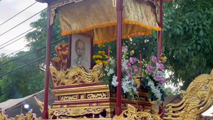 Thiêng liêng lễ rước hoa sen, chân dung Bác Hồ ở Huế