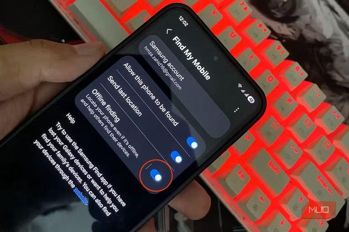 Trong khi đó, Samsung Find từng bị đánh giá là thừa thãi vì trùng chức năng với Google Find Hub, nhưng nhiều người dùng sau thời gian trải nghiệm lại nhận ra việc có thêm một lớp bảo vệ định vị thiết bị là điều cực kỳ hữu ích khi điện thoại bị thất lạc hoặc mất cắp.(Ảnh: MUO)