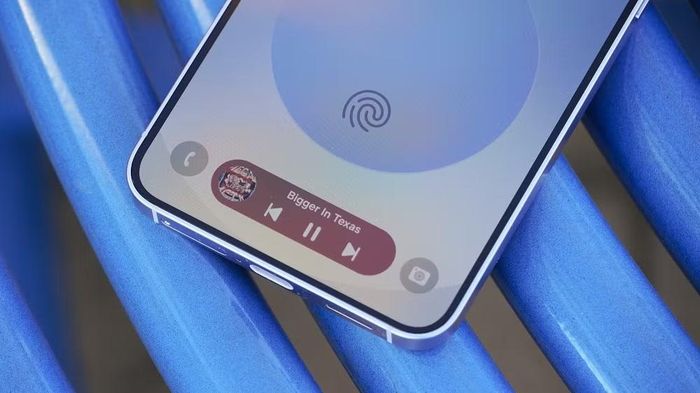 Một trong những tính năng gây bất ngờ lớn nhất là Now bar, công cụ được Samsung phát triển từ One UI 7 và tiếp tục hoàn thiện trên One UI 8.5 nhằm hiển thị nhanh các thông tin theo ngữ cảnh như điều khiển nhạc, tỷ số thể thao, chỉ đường hay trạng thái hẹn giờ ngay trên màn hình khóa.