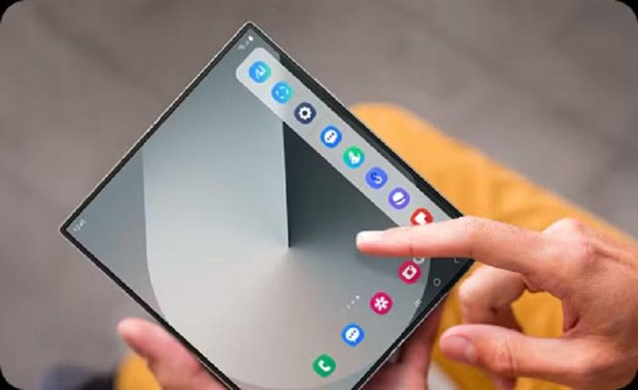 Không chỉ hỗ trợ đa nhiệm, Edge Panel còn đóng vai trò như trung tâm truy cập nhanh giúp người dùng mở ngay các ứng dụng thường dùng như Chrome, Bản đồ, Slack hay Mail mà không cần thoát ứng dụng đang sử dụng, đặc biệt hữu ích với các mẫu Galaxy màn hình lớn.
