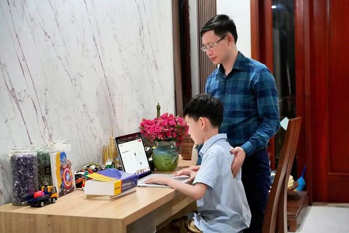 Bố là người truyền cảm hứng và đồng hành cùng Tuấn Khôi trong hành trình chinh phục Tiếng Anh.