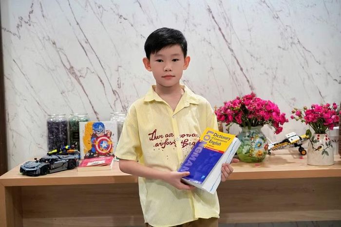 Tuấn Khôi thường xuyên tiếp xúc với Tiếng Anh thông qua các thói quen, sở thích hàng ngày.
