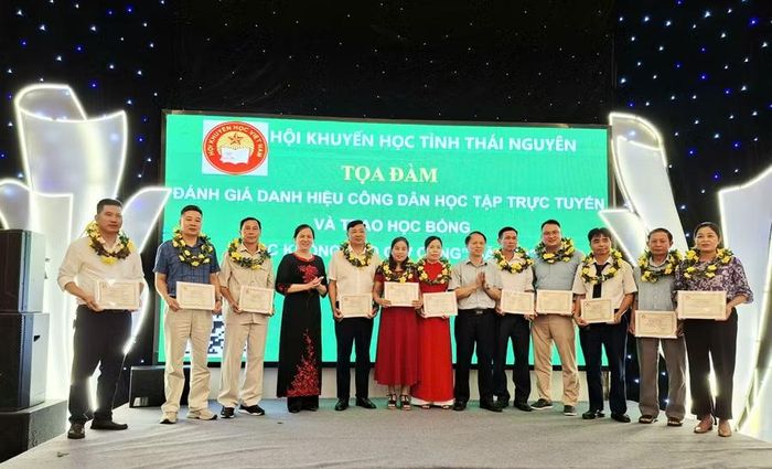 Lãnh đạo Sở GD&ĐT, Hội Khuyến học tỉnh Thái Nguyên trao học bổng “Học không bao giờ cùng” cho những tấm gương tiêu biểu.