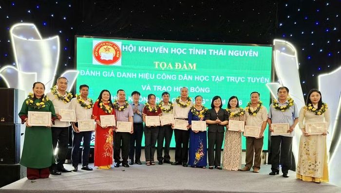 Lãnh đạo Ban Tuyên giáo và Dân vận Tỉnh ủy, Hội Khuyến học tỉnh Thái Nguyên trao học bổng “Học không bao giờ cùng” cho những tấm gương tiêu biểu.