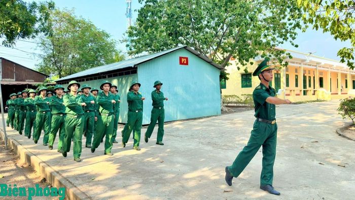 Cán bộ khung huấn luyện chủ động điều chỉnh thời gian, tổ chức huấn luyện linh hoạt, phù hợp với điều kiện thời tiết nắng nóng. Ảnh: Xuân Kiệt