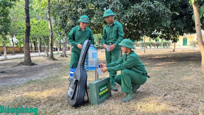 Chiến sĩ mới được bổ sung nước, bù khoáng ngay tại thao trường trong giờ nghỉ giải lao. Ảnh: Xuân Kiệt
