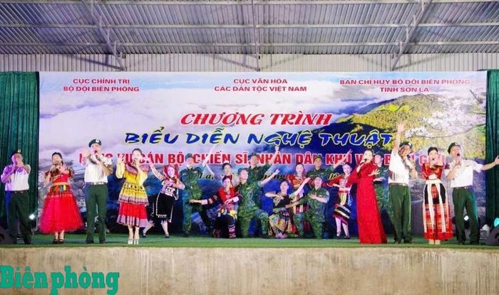 Đoàn Văn công Bộ đội Biên phòng biểu diễn phục vụ nhân dân khu vực biên giới tỉnh Sơn La. Ảnh: Đơn vị cung cấp