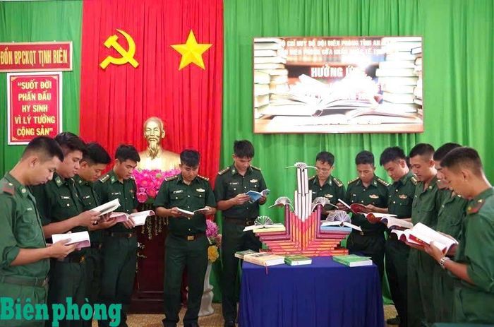 Cán bộ, chiến sĩ Đồn Biên phòng cửa khẩu quốc tế Tịnh Biên, Bộ đội Biên phòng tỉnh An Giang hưởng ứng Ngày Sách và văn hóa đọc Việt Nam. Ảnh: Tuấn Kiệt