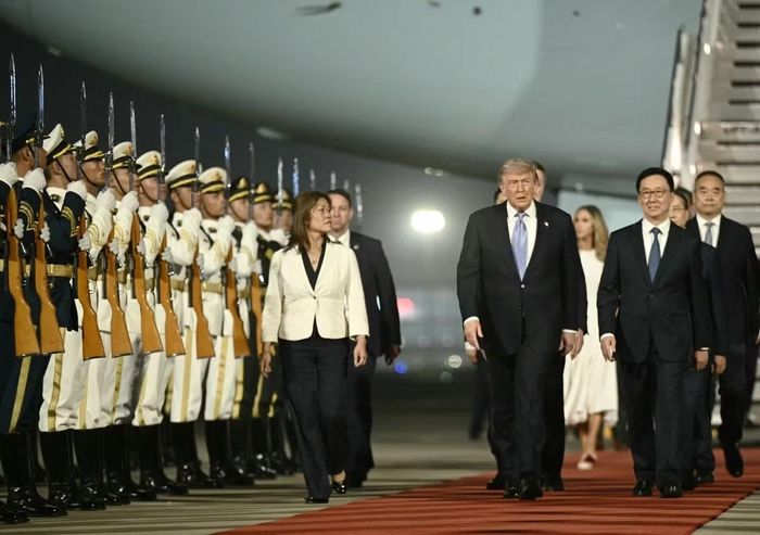 Tổng thống Mỹ Donald Trump được Phó Chủ tịch Trung Quốc Hàn Chính đón tại sân bay quốc tế Bắc Kinh ngày 13/5/2026. Ảnh: Getty Images.