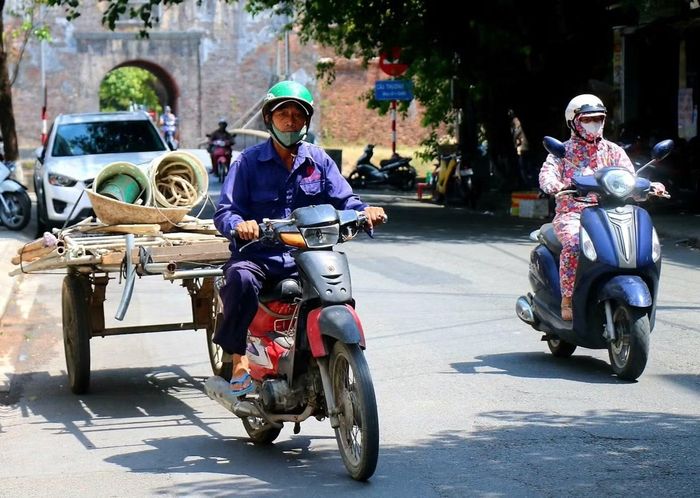 Người dân sử dụng xe máy là phương tiện mưu sinh mỗi ngày. Nguồn: Hoang Dung, 2021