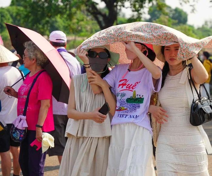 Khách du lịch ở Huế mùa nắng nóng. Nguồn: Phuc Dat, 2024