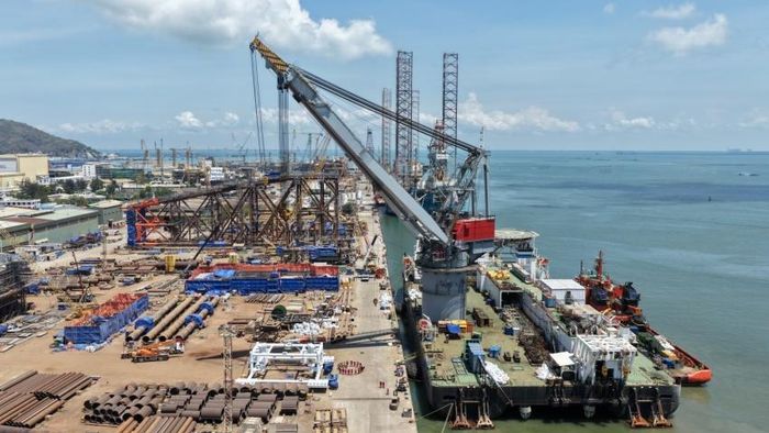 Quang cảnh hoạt động hạ thủy cọc định vị Dự án Đại Hùng Nam tại cảng Vietsovpetro.