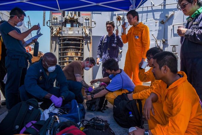 Chiến hạm USS Bainbridge cứu hộ thủy thủ tàu Kokuka Courageous. Ảnh: CENTCOM