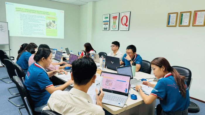Nhân sự công ty lĩnh vực sản xuất bao bì được đào tạo tiêu chuẩn ISO 9001, ISO 14001, ISO 45001 (trụ cột ESG). Ảnh: IXCERT 