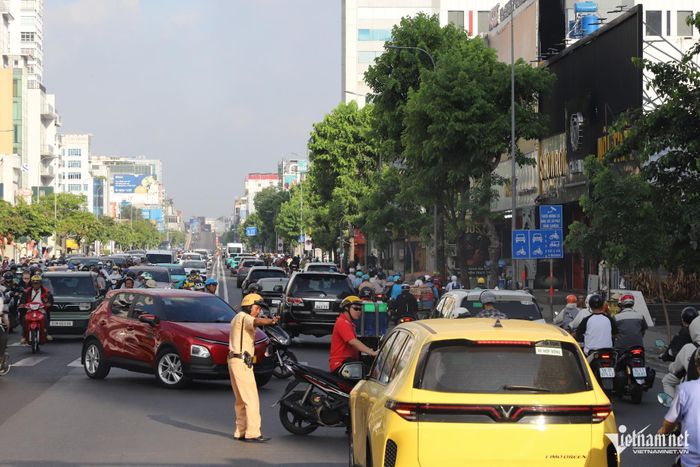 Lực lượng Đội CSGT Tân Sơn Nhất túc trực để hỗ trợ, phân luồng giao thông tại giao lộ Cộng Hòa - 18E.