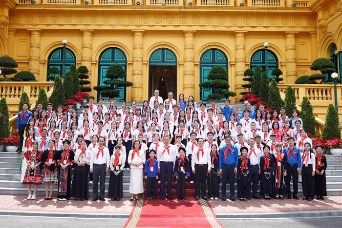 Tổng Bí thư, Chủ tịch nước Tô Lâm và đại biểu chụp ảnh chung với các đội viên tiêu biểu toàn quốc. Ảnh: TTXVN