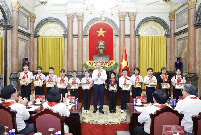 Tổng Bí thư, Chủ tịch nước Tô Lâm tặng bức ảnh “Bác Hồ với thiếu nhi” cho các đội viên tiêu biểu toàn quốc. Ảnh: TTXVN
