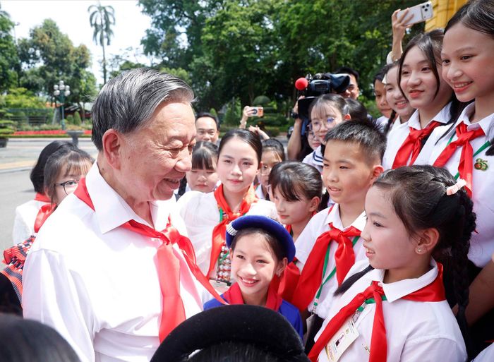 Tổng Bí thư, Chủ tịch nước Tô Lâm với các đội viên tiêu biểu toàn quốc. Ảnh: TTXVN