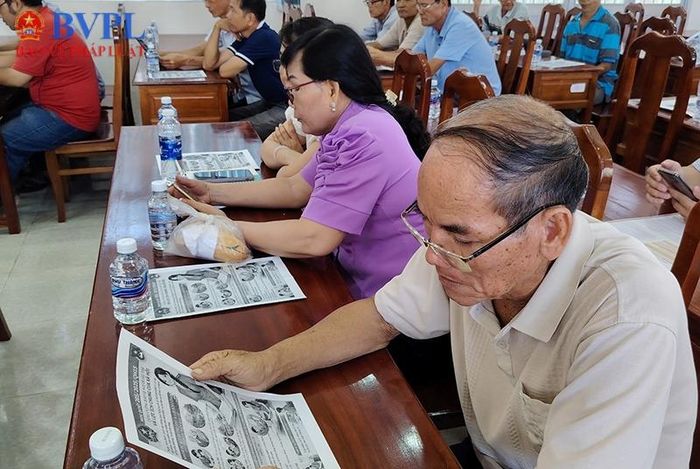  Người dân tham khảo tài liệu tuyên truyền của Viện kiểm sát.